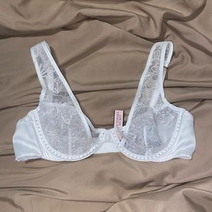Victoria’s Secret very sexy unlined floral embroidered plunge bra size 32b NWT